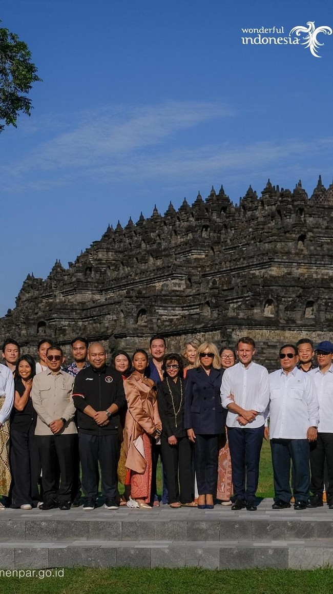 Aktris Asmara Abigail bertemu Brigitte saat rombongan Presiden Macron mengunjungi Candi Borobudur. Ia memilih tampilan kontemporer dalam balutan oversized blazer peach berpotongan asimetris rancangan Harry Halim, yang dipadu kain batik klasik koleksi Danar Hadi. (Foto: Instagram/@widi.wardhana)