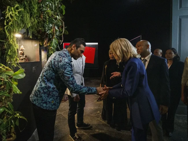 Aktor Ario Bayu memakai kemeja putih yang dibungkus luaran, juga berpotongan kemeja, tapi terbuat dari batik bermotif klasik dalam nuansa. biru. Celana panjang bahan dan sepatu formal turut memaksimalkan bintang serial Netflix Gadis Kretek itu.  (Foto: Instagram/bayu_ario)