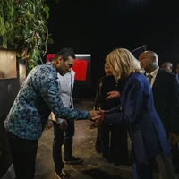 Aktor Ario Bayu memakai kemeja putih yang dibungkus luaran, juga berpotongan kemeja, tapi terbuat dari batik bermotif klasik dalam nuansa. biru. Celana panjang bahan dan sepatu formal turut memaksimalkan bintang serial Netflix Gadis Kretek itu.  (Foto: Instagram/bayu_ario)