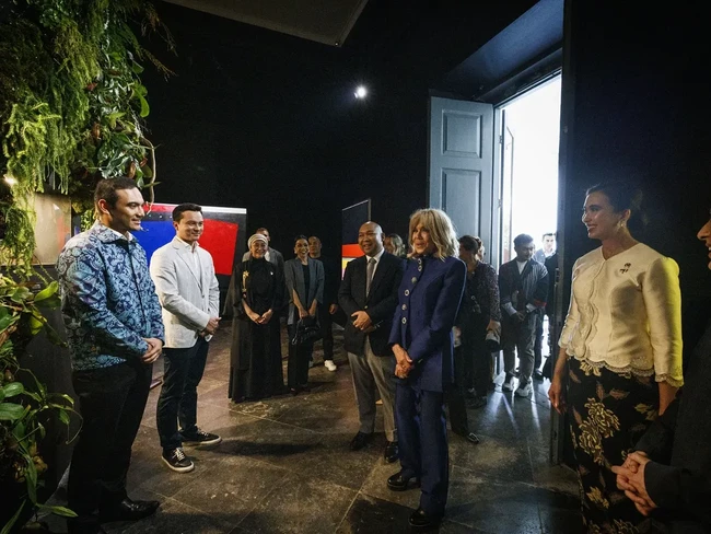 Nicholas Saputra memilih tampilan preppy kasual dalam padanan setelan dan sneakers. (Foto: Instagram/bayu_ario)