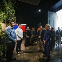 Nicholas Saputra memilih tampilan preppy kasual dalam padanan setelan dan sneakers. (Foto: Instagram/bayu_ario)