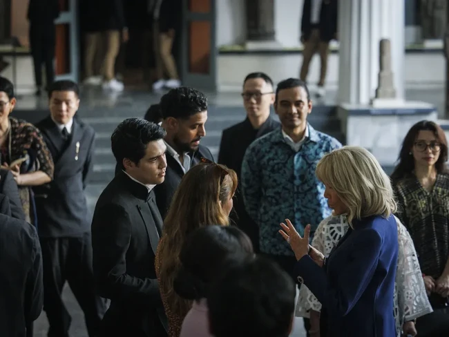 Aktor berdarah Prancis-Indonesia Maxime Bouttier memilih atasan bergaya beskap dalam potongan minimalis. (Foto: Instagram/bayu_ario)