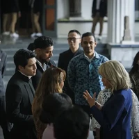 Aktor berdarah Prancis-Indonesia Maxime Bouttier memilih atasan bergaya beskap dalam potongan minimalis. (Foto: Instagram/bayu_ario)