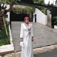 Dalam acara tasyakuran kehamilan adik iparnya, Aurel mengenakan gamis putih mewah dengan aksen bordir merah dan hijab merah marun, tampil anggun dan berkelas.  Foto: Dok. Instagram @aurelie.hermansyah.