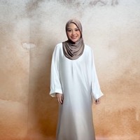 Aurel Hermansyah tampil memukau dalam balutan gamis gradasi warna putih dan cokelat yang memberi kesan lembut dan elegan. Dipadukan dengan hijab simpel, gaya ini sangat cocok untuk wanita usia 20-an yang ingin tampil anggun tanpa berlebihan. Foto: Dok. Instagram @lozyhijab.