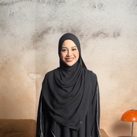 Putri sulung dari musisi Anang Hermansyah dan diva pop Krisdayanti ini, memakai abaya dress dengan detail fake outer di bagian depan yang dilengkapi list jahitan neci padat dan rapi, menambah kesan elegan. Bukaan resleting di bagian depan membuat abaya ini busui friendly. Desain abaya yang minimalis namun tetap chic, cocok untuk digunakan sehari-hari dengan gaya yang tetap stylish. Foto: Dok. Instagram @lozyhijab.