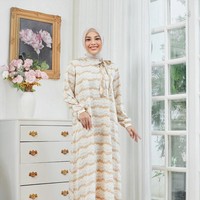 Ibu dua anak ini tampil manis dengan gamis modern bernuansa pastel yang dipadukan dengan hijab segi empat polos warna nude, cocok untuk wanita usia 20-an. Foto: Dok. Instagram @aurelie.hermansyah.