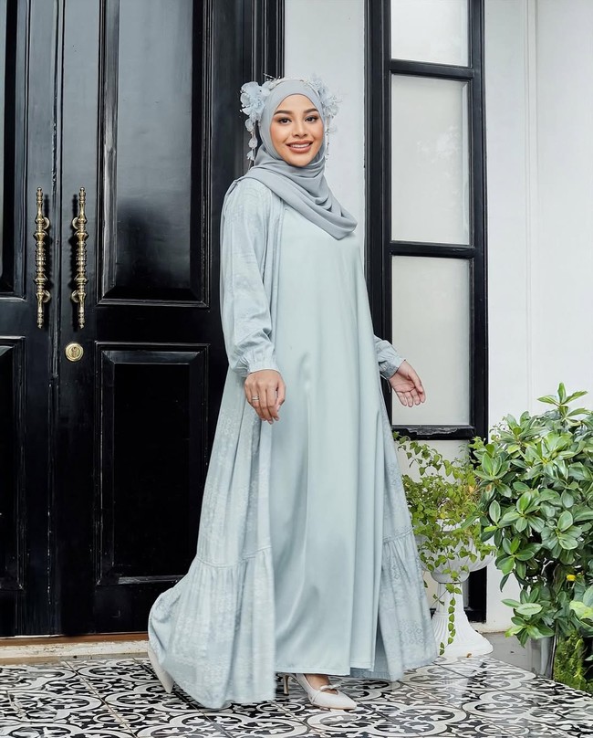 Jika kamu ingin menghadiri acara formal, bisa sontek gaya wanita kelahiran 10 Juli 1998 ini yang mengenakan two set dress gamis dengan outer bahan satin silk. Dipadu dengan hijab pashmina bahan ceruty warna senada. Foto: Dok. Instagram @aurelie.hermansyah.