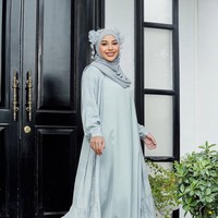 Jika kamu ingin menghadiri acara formal, bisa sontek gaya wanita kelahiran 10 Juli 1998 ini yang mengenakan two set dress gamis dengan outer bahan satin silk. Dipadu dengan hijab pashmina bahan ceruty warna senada. Foto: Dok. Instagram @aurelie.hermansyah.