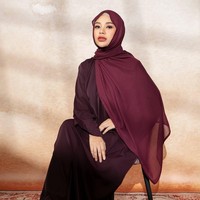 Aurel Hermansyah tampil anggun dengan gamis burgundy yang dipadukan dengan hijab pashmina polos senada. Gaya ini memberi kesan feminin dan elegan, sangat cocok untuk wanita usia 20-an yang ingin tampil modis namun tetap sopan. Foto: Dok. Instagram @aurelie.hermansyah.