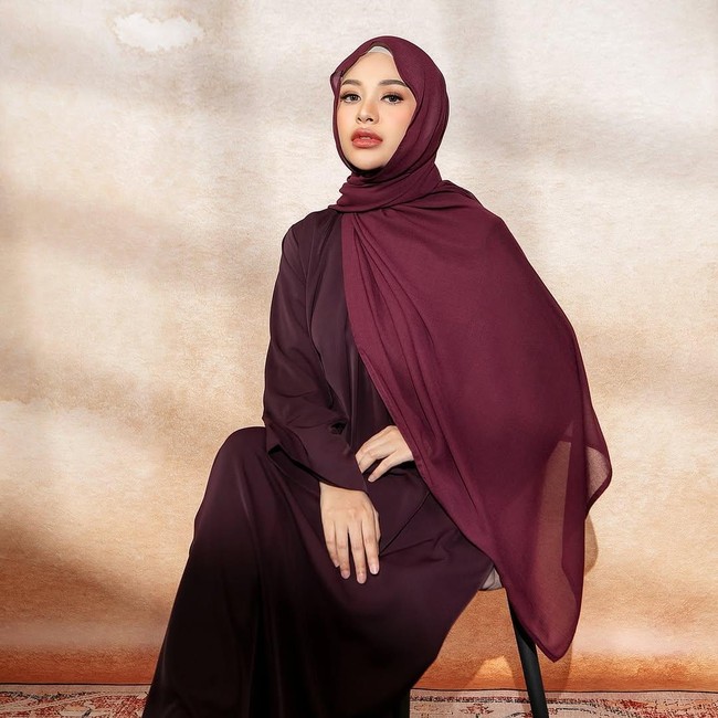 8 Padu Padan Hijab dan Gamis ala Aurel Hermansyah, Cocok untuk Usia 20-an