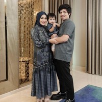 Dalam acara keluarga, Aurel tampil serasi dengan suami dan anak-anaknya mengenakan gamis motif floral warna navy, menciptakan kesan harmonis dan elegan. Gamis dengan motif yang tidak terlalu mencolok, cocok untuk generasi muda. Foto: Dok. Instagram @aurelie.hermansyah.