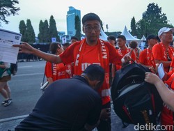 Saat akan memasuki stadion tampak para suporter diperiksa oleh petugas. 