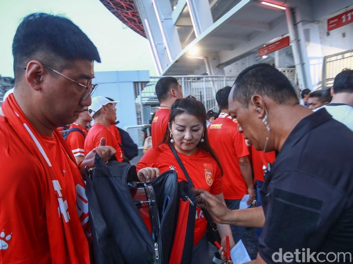 Sejumlah pendukung Timnas China mulai memasuki Stadion GBK, Jakarta, Kamis (5/6/2025).