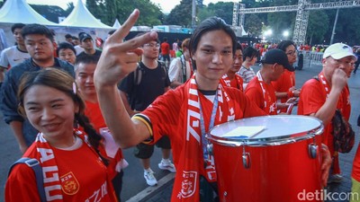 Gaya Suporter China Masuki Stadion GBK