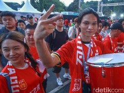 Mereka datang tidak dengan tangan kosong, beberapa suporter tampak membawa drum untuk memanaskan suasana stadion. 