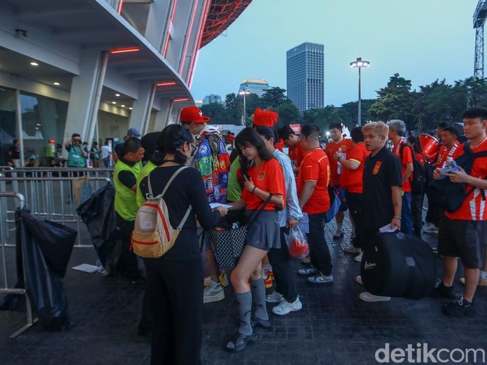 Sejumlah pendukung Timnas China mulai memasuki Stadion GBK, Jakarta, Kamis (5/6/2025).