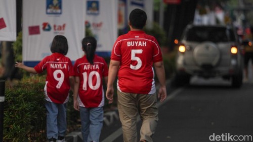 Suporter cilik ikut memeriahkan pertandingan Timnas Indonesia vs Timnas China di GBK, Jakarta, Kamis (5/6/2025).
