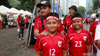 Gaya Totalitas Suporter Cilik Dukung Timnas Indonesia