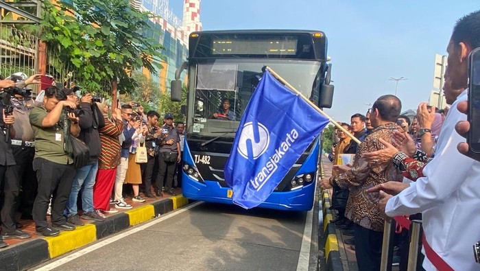 Gubenur Jakarta Pramono Anung meluncurkan rute baru TransJabodetabek rute Bogor-Blok M