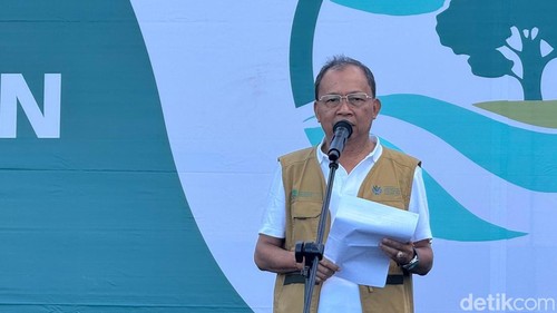 Gubernur Bali Wayan Koster di acara Aksi Bersih Sampah Hari Lingkungan Hidup di Pantai Kuta, Bali, Kamis (5/6/2025).