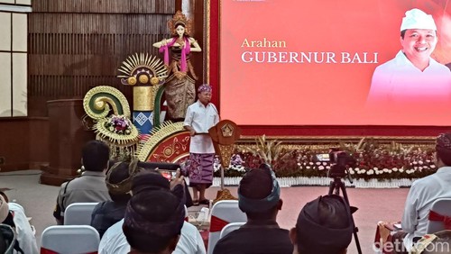 Gubernur Bali Wayan Koster saat rapat pleno PKB 2025 di kantor Gubernur Bali pada Kamis (5/6/2025). (Ni Made Lastri Karsiani Putri-detikBali)