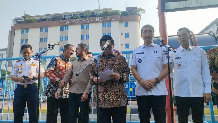 Gubernur Jakarta Pramono Anung dan .Wali Kota Bogor, 
Dedie Rachim saat meresmikan rute baru TransJabodetabek Borog-Blok M