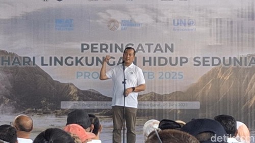 Gubernur NTB Lalu Muhamad Iqbal saat menyampaikan sambutan pada Hari Lingkungan Hidup Sedunia di TPA Kebon Kongok, Lombok Barat, Kamis (5/6/2025).