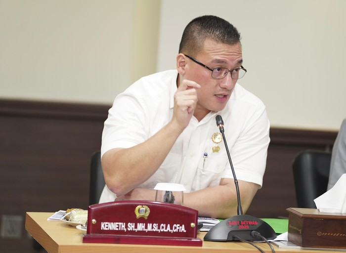 Anggota DPRD DKI Jakarta, Fraksi PDI Perjuangan Hardiyanto Kenneth Pada Saat Rapat Evaluasi Kinerja Dengan Dinas Kesehatan Provinsi DKI Jakarta.