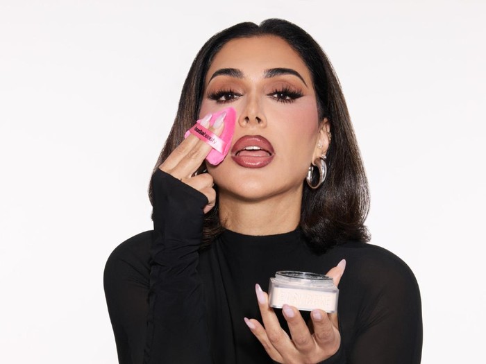 Huda Kattan Huda Kattan, pendiri brand kosmetik Huda Beauty.