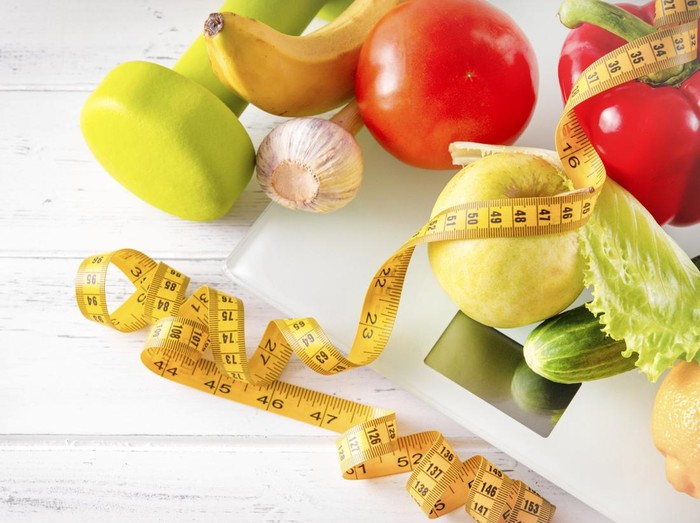 Ilustrasi diet fruits and vegetables, dumbbells, scales, tomato, measuring tape, Apple, cucumber, pepper, lettuce, garlic, banana, on a white background, copy space