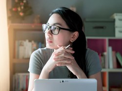9 Kebiasaan Orang dengan IQ Tinggi yang Unik, Melamun hingga Bicara Sendiri