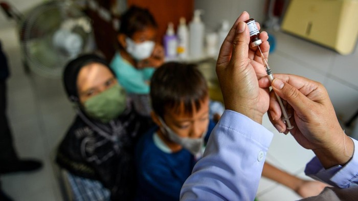 Petugas kesehatan menguji dahak dari seorang pasien melalui alat tes cepat molekuler tuberkolosis di Puskesmas Garuda, Bandung, Jawa Barat, Kamis (5/6/2025). Berdasarkan Global Tuberculosis Report 2024 yang diterbitkan Organisasi Kesehatan Dunia (WHO), Indonesia menjadi negara kedua dengan kasus tuberkulosis terbanyak setelah India, dengan jumlah 1.060.000 kasus dengan angka kematian mencapai 134 ribu. ANTARA FOTO/Raisan Al Farisi