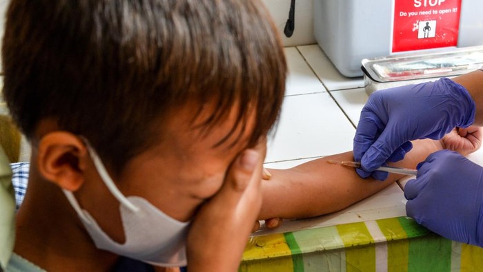 Petugas kesehatan menguji dahak dari seorang pasien melalui alat tes cepat molekuler tuberkolosis di Puskesmas Garuda, Bandung, Jawa Barat, Kamis (5/6/2025). Berdasarkan Global Tuberculosis Report 2024 yang diterbitkan Organisasi Kesehatan Dunia (WHO), Indonesia menjadi negara kedua dengan kasus tuberkulosis terbanyak setelah India, dengan jumlah 1.060.000 kasus dengan angka kematian mencapai 134 ribu. ANTARA FOTO/Raisan Al Farisi