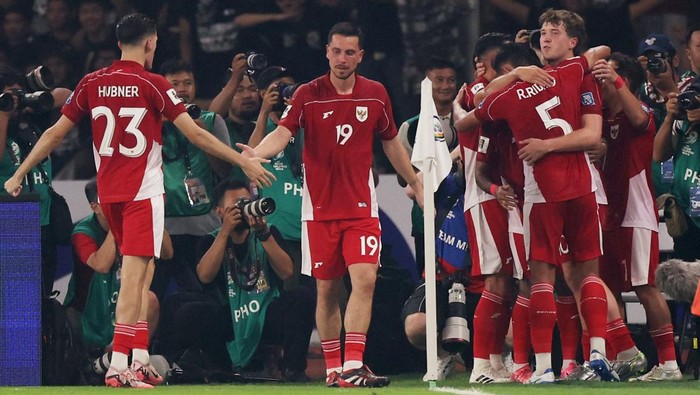 Soccer Football - World Cup - AFC Qualifiers - Group C - Indonesia v China - Gelora Bung Karno Stadium, Jakarta, Indonesia - June 5, 2025 Indonesias Ole Romeny celebrates scoring their first goal with teammates REUTERS/Ajeng Dinar Ulfiana
