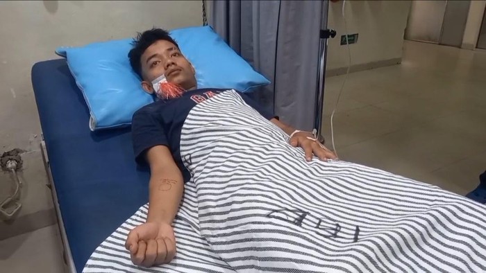 Indra Trio (20) menjadi korban adanya anak panah diduga nyasar di Palembang, Sumsel