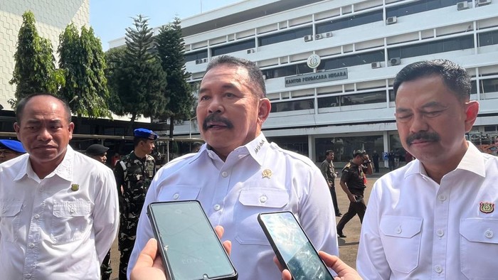 Jaksa Agung Sanitiar (ST) Burhanuddin menjawab pertanyaan wartawan di kantor Kejaksaan Agung, Kebayoran Baru, Jakarta Selatan, Kamis (5/6/2025).
