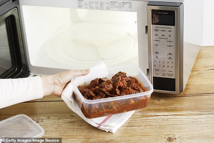 Jangan Makan Ikan hingga Telur di Depan Rekan Kerja, Begini Etiketnya!