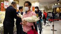 Pemerintah Jepang mulai menjual beras langsung ke pengecer, dengan tujuan agar konsumen memperoleh satu karung seberat 5 kg dengan harga sekitar 2.000 yen (US $14), kurang dari setengah harga rata-rata. Foto: REUTERS/Kim Kyung-Hoon