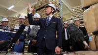 Menteri Pertanian Jepang Shinjiro Koizumi mengatakan pemerintah siap memasok lebih banyak beras murah untuk mengatasi antrean panjang konsumen. Foto: REUTERS/Kim Kyung-Hoon