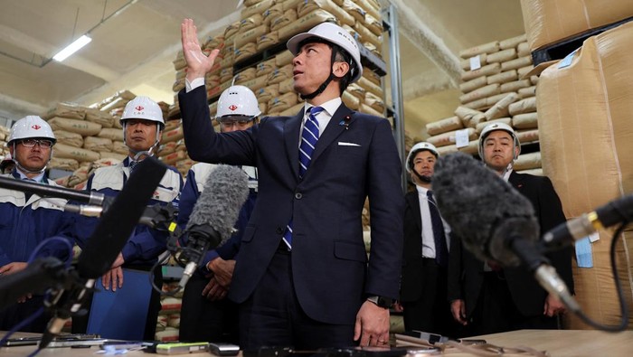 JAPAN-RICE/ People make line as they try to buy government-stockpiled rice aiming at resolving persisting price rises sold, at Ito-Yokado grocery store, a subsidiary of Seven & i Holdings, in Tokyo, Japan May 31, 2025. REUTERS/Issei Kato