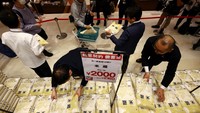 Harga beras yang naik dua kali lipat, disebabkan cuaca panas ekstrem yang berdampak pada produksi. Foto: REUTERS/Issei Kato