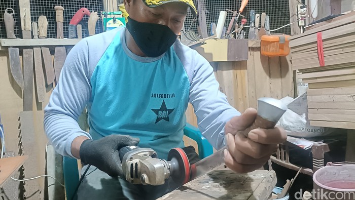 Jasa asah pisau di Probolinggo laris manis jelang Idul Adha