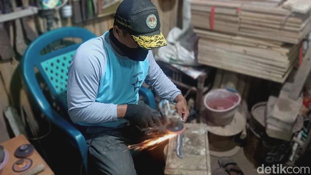 Jasa asah pisau di Probolinggo laris manis jelang Idul Adha