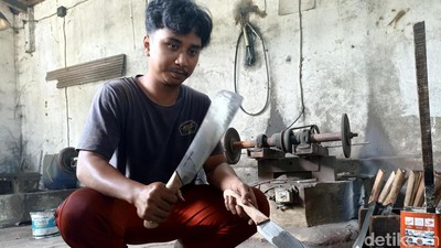 Pande di Kota Blitar Kebanjiran Pesanan Pisau Jelang Idul Adha
