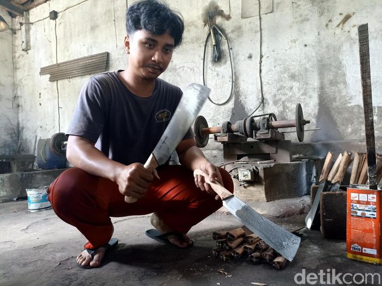 Pande di Kota Blitar Kebanjiran Pesanan Pisau Jelang Idul Adha