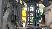 detikJatim mendatangi pande pisau bernama Nisoku itu. Sejumlah pekerja tampak sibuk membuat berbagai jenis pisau.