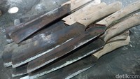 Harga pisau sembelih mulai Rp 750 ribu sampai Rp 1 juta lebih. Ukurannya mulai dari 30 cm panjang bilah sampai dengan 50 cm. Sementara saat Idul Adha, pisau potong menjadi primadona pembeli.