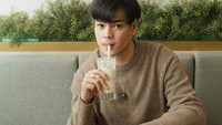Jeje juga seorang foodies yang tak bisa lepas dari kopi. Mampir ke kafe, ia lebih senang memesan es kopi susu yang dingin untuk menyegarkan tenggorokannya. Foto: Instagram/jejesoekarno