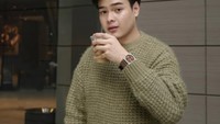 Bagi Jeje gelas kopi dapat menjadi properti foto yang ciamik. Hanya sekadar memegang es kopi, ia menampilkan foto yang keren. Foto: Instagram/jejesoekarno